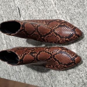 Alfani faux snakeskin zippered booties 8W